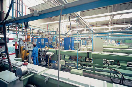 Abb. 1. Fertigungslinien für PE-X-Rohre.<br />(Werkfoto: Hewing)