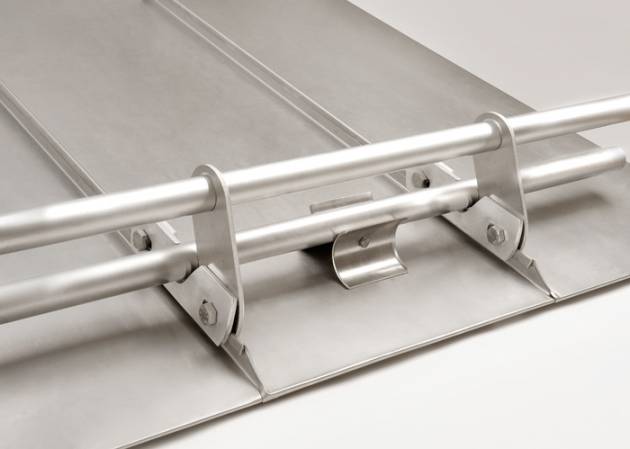Schneefangrohre und Eishalter für ein Metalldach