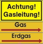 Hinweisschild und Fließrichtungsschilder