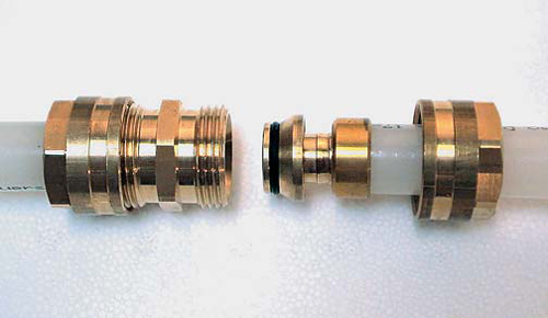 Abb. 3. Rohrkupplung mit Klemmring und<br />Stützteil. (Foto: Verfasser)