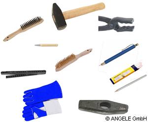 Forging Package Syntra-Set1x Schmiedehammer 1,25 kg Krenzer - 1x Wolfsmaulzange 500 mm - 1x Körner mit Hartmetallspitze - 1x Rohling für Hämmer 0,6 kg - 1x Fallminenstift mit Specksteinmine - 1x Ersatzminen für Fallminenstift - 1x Schweissergriffel Stift silbern - 1x Schmiedehandschuhe Größe L - 1x Alu-Gliedermaßstab , schwarz, 2 m - 1x Messingbürste - 1x Drahtbürste 