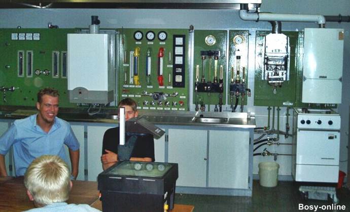Schulungswand mit verschiedenen Rotametern (Wasser, Heizung, Gas)<br />in der Beruflichen Schule des Kreises Nordfriesland in Husum