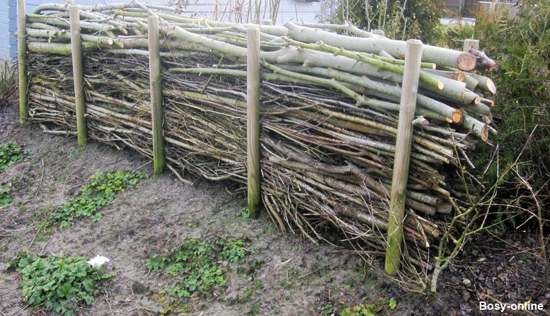 Totholzhecke, von einer Gartenbaufirma "gestylt"