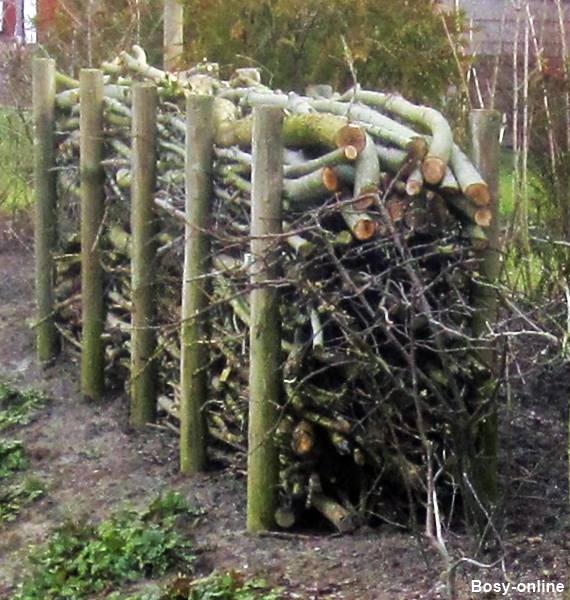 Totholzhecke, von einer Gartenbaufirma "gestylt"