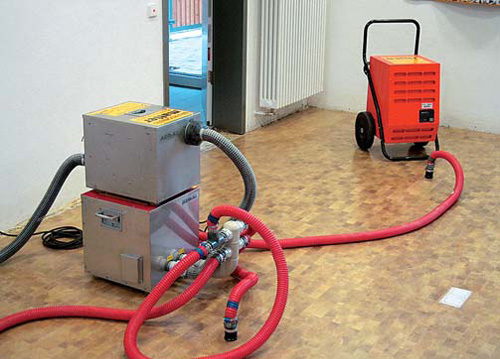 Abb. 24. Trocknung einer durchfeuchteten Fußbodenheizung (Werkfoto: Bautrocknung Matter).